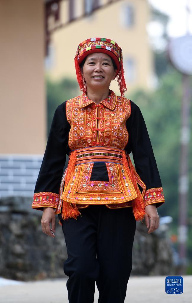 　在廣西蒼梧縣六堡鎮(zhèn)山坪村，祝雪蘭走在村道上（2022年9月22日攝）。新華社記者 陸波岸 攝